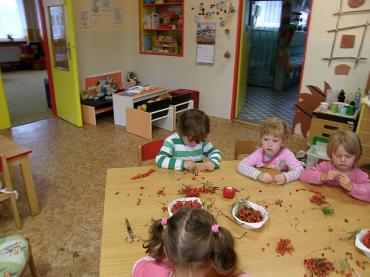 „Medvíďátka“ vyrábějí z přírodnin.[091018]