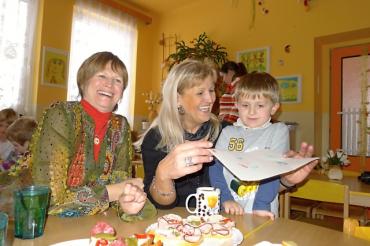 Jitka Molavcová a Alfréd Strejček zavítali do naší MŠ [121228]