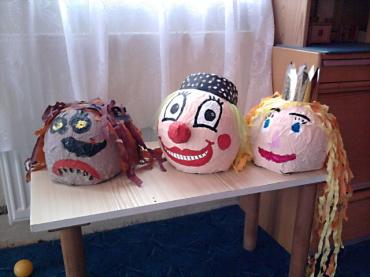 Přípravy na maškarní karneval [130307]