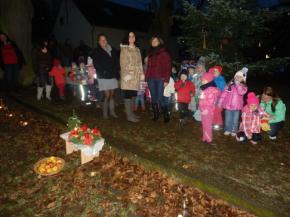 Děti zpívaly při rozsvícení vánočního stromu