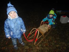 Děti zpívaly při rozsvícení vánočního stromu