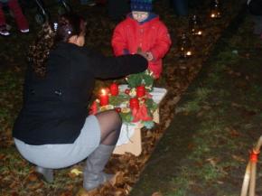 Děti zpívaly při rozsvícení vánočního stromu