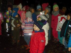 Děti zpívaly při rozsvícení vánočního stromu