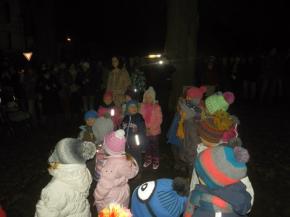 Děti zpívaly při rozsvícení vánočního stromu