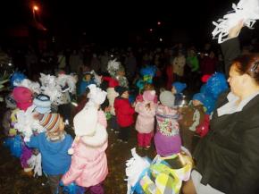 Děti zpívaly při rozsvícení vánočního stromu