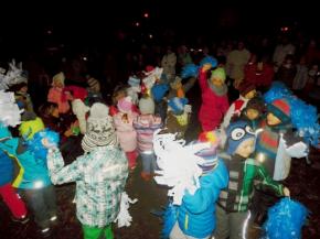 Děti zpívaly při rozsvícení vánočního stromu