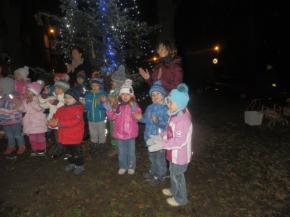 Děti zpívaly při rozsvícení vánočního stromu