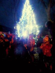 Děti zpívaly při rozsvícení vánočního stromu